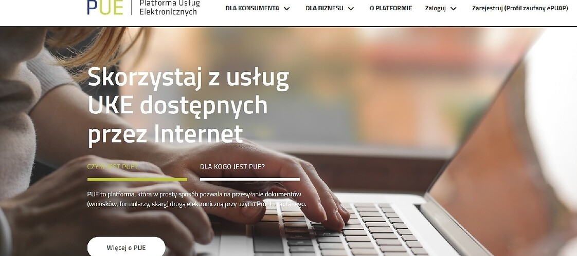 Zdjęcie kobiety przy laptopie z napisem Skorzystaj z usług UKE dostępnych przez internet