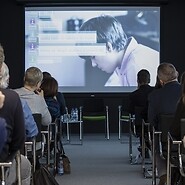 Goście siedzący na konferencji