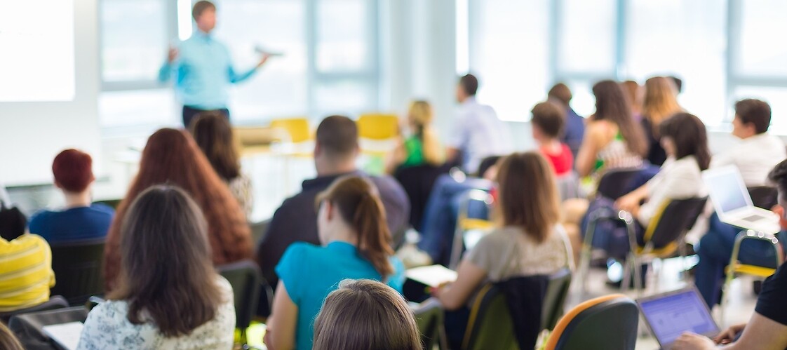 Sala konferencyjna pełna słuchaczy